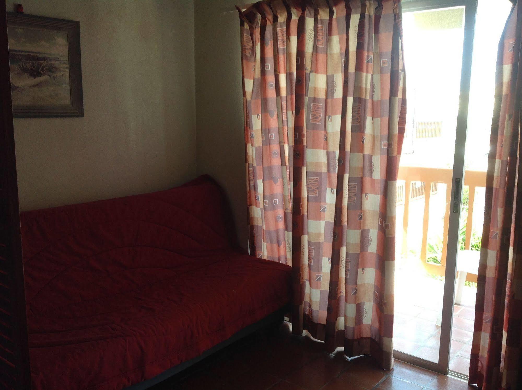 Carib Blue Apartments Oistins Bagian luar foto