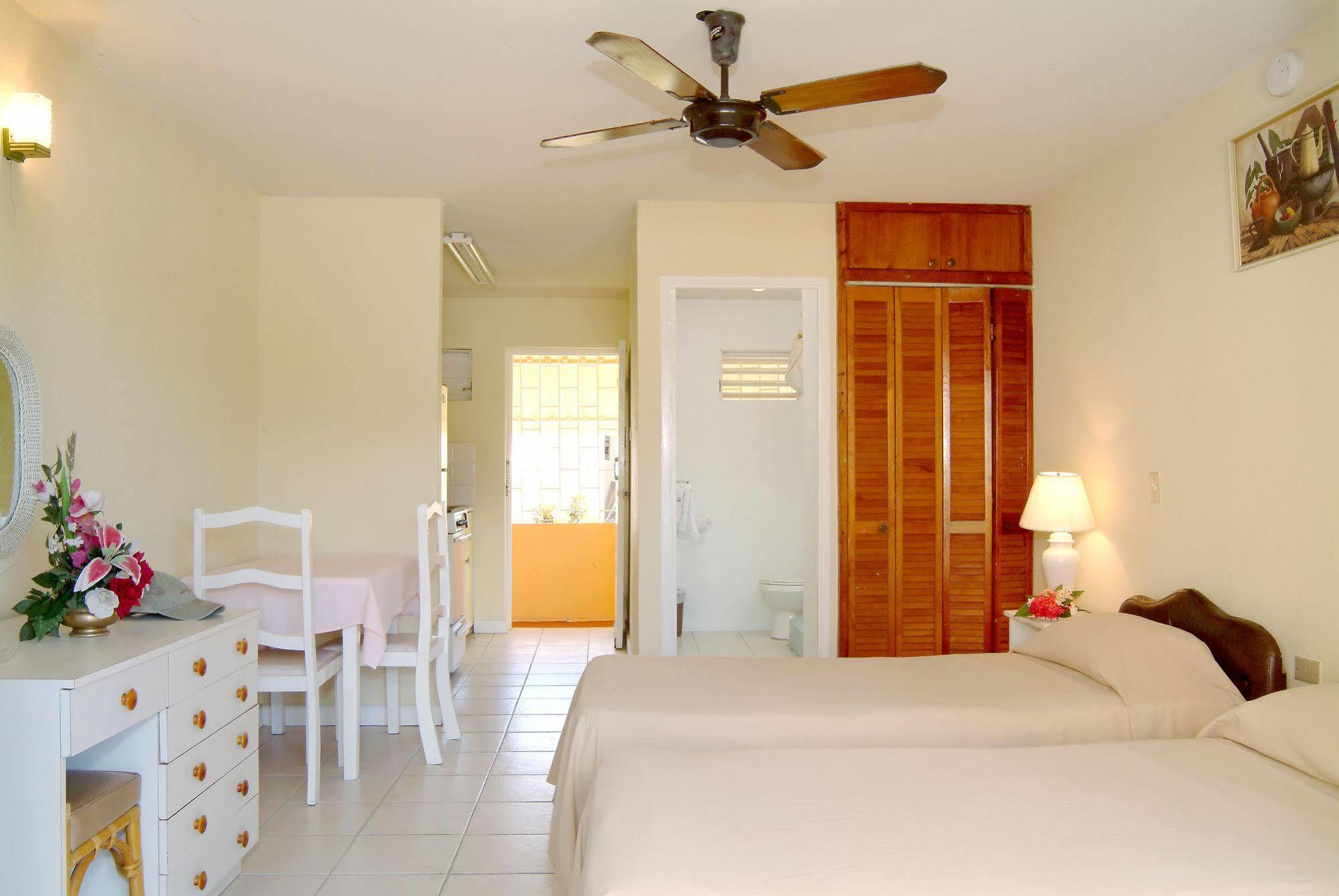 Carib Blue Apartments Oistins Bagian luar foto