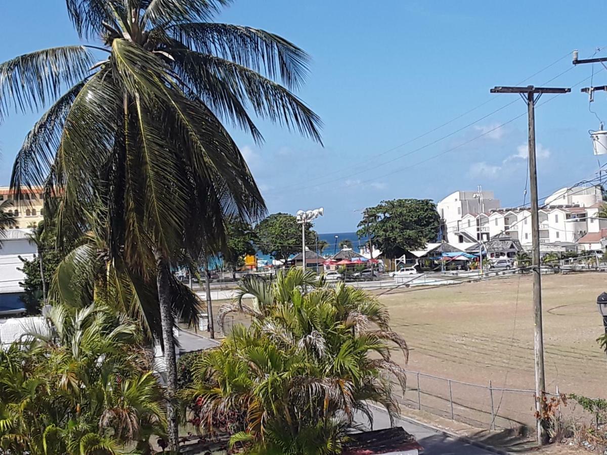 Carib Blue Apartments Oistins Bagian luar foto